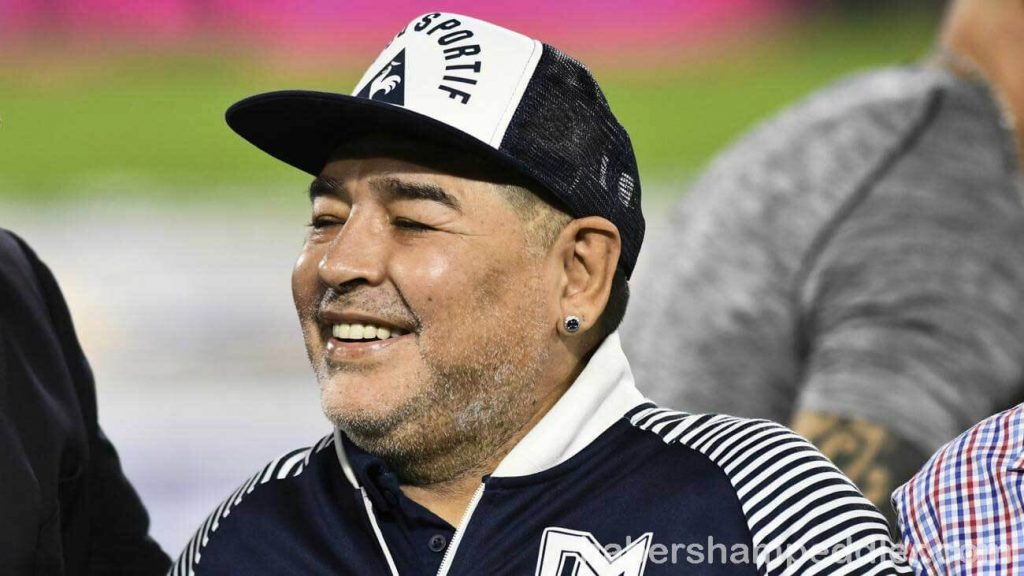 Maradona นักฟุตบอลตำนานทีมชาติอาร์เจนติน่าในวงการฟุตบอล ได้เข้ารับกานผ่าตัดสมองเพื่อหาก้อนเลือด และ ประสบความสำเร็จในคลินกส่วนตัวในบัว