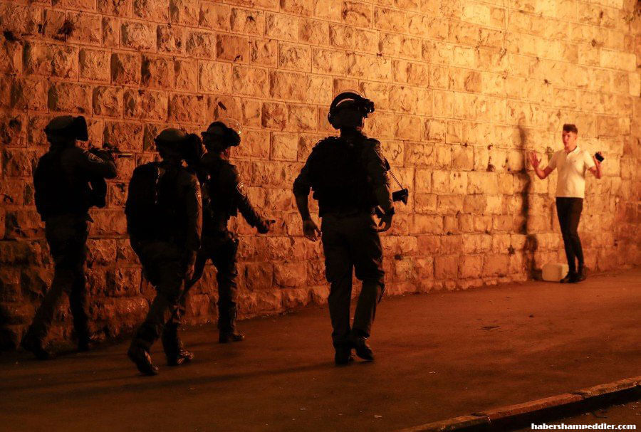 Scuffles in Jerusalem ตำรวจอิสราเอลต่อสู้กับชาวปาเลสไตน์เป็นคืนที่สองในวันศุกร์ในเยรูซาเล็มตะวันออกที่ถูกยึดScuffles in Jerusalem