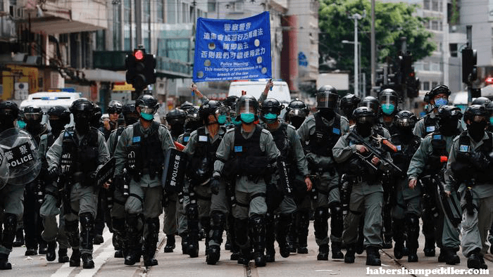 Hong Kong police ตำรวจหลายพันคนถูกส่งเข้าประจำการในฮ่องกงเมื่อวันศุกร์ และผู้จัดงานการเฝ้าระวังการปราบปรามที่จัตุรัสเทียนอันเหมิน